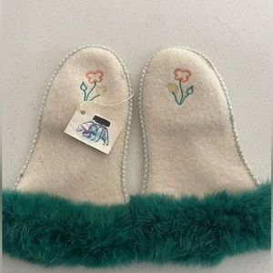 NWT handmade vintage wool Native American gloves fur trim